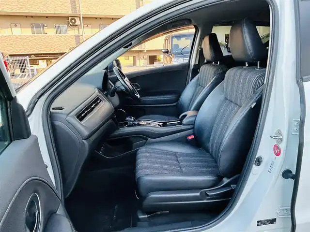 ホンダ ヴェゼル ハイブリッド Z 岡山県 2015(平27)年 11.2万km ホワイトオーキッドパール (株)IDOMが運営する【じしゃロン岡山店】の自社ローン専用車両です。こちらは現金またはオートローンご利用時の価格です。 自社ローンご希望の方は別途その旨お申し付け下さい/＊スマートキー/＊ETC/＊純正ナビ/＊フルセグ/＊バックカメラ/＊プッシュスタート/＊アイドリングストップ/＊シートヒーター