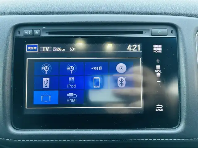 ホンダ ヴェゼル ハイブリッド Z 岡山県 2015(平27)年 11.2万km ホワイトオーキッドパール (株)IDOMが運営する【じしゃロン岡山店】の自社ローン専用車両です。こちらは現金またはオートローンご利用時の価格です。 自社ローンご希望の方は別途その旨お申し付け下さい/＊スマートキー/＊ETC/＊純正ナビ/＊フルセグ/＊バックカメラ/＊プッシュスタート/＊アイドリングストップ/＊シートヒーター