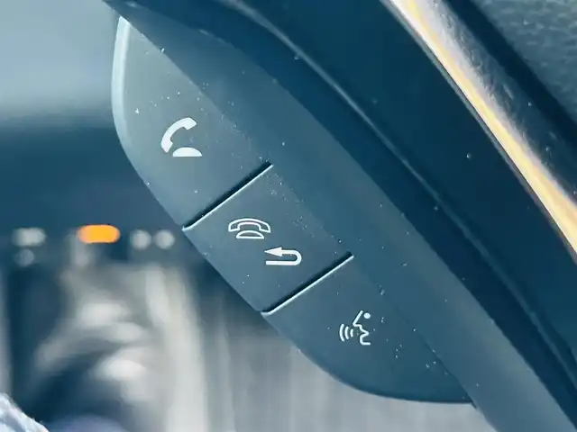 ホンダ ヴェゼル ハイブリッド Z 岡山県 2015(平27)年 11.2万km ホワイトオーキッドパール (株)IDOMが運営する【じしゃロン岡山店】の自社ローン専用車両です。こちらは現金またはオートローンご利用時の価格です。 自社ローンご希望の方は別途その旨お申し付け下さい/＊スマートキー/＊ETC/＊純正ナビ/＊フルセグ/＊バックカメラ/＊プッシュスタート/＊アイドリングストップ/＊シートヒーター