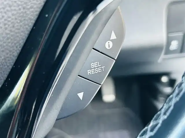 ホンダ ヴェゼル ハイブリッド Z 岡山県 2015(平27)年 11.2万km ホワイトオーキッドパール (株)IDOMが運営する【じしゃロン岡山店】の自社ローン専用車両です。こちらは現金またはオートローンご利用時の価格です。 自社ローンご希望の方は別途その旨お申し付け下さい/＊スマートキー/＊ETC/＊純正ナビ/＊フルセグ/＊バックカメラ/＊プッシュスタート/＊アイドリングストップ/＊シートヒーター