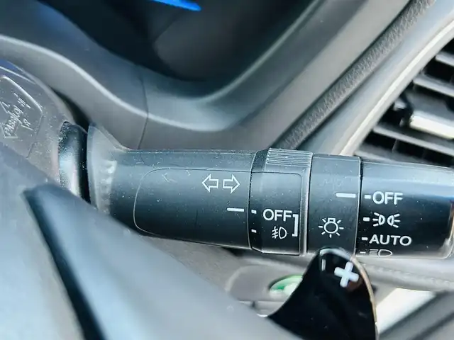 ホンダ ヴェゼル ハイブリッド Z 岡山県 2015(平27)年 11.2万km ホワイトオーキッドパール (株)IDOMが運営する【じしゃロン岡山店】の自社ローン専用車両です。こちらは現金またはオートローンご利用時の価格です。 自社ローンご希望の方は別途その旨お申し付け下さい/＊スマートキー/＊ETC/＊純正ナビ/＊フルセグ/＊バックカメラ/＊プッシュスタート/＊アイドリングストップ/＊シートヒーター