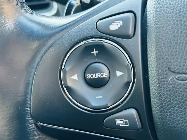 ホンダ ヴェゼル ハイブリッド Z 岡山県 2015(平27)年 11.2万km ホワイトオーキッドパール (株)IDOMが運営する【じしゃロン岡山店】の自社ローン専用車両です。こちらは現金またはオートローンご利用時の価格です。 自社ローンご希望の方は別途その旨お申し付け下さい/＊スマートキー/＊ETC/＊純正ナビ/＊フルセグ/＊バックカメラ/＊プッシュスタート/＊アイドリングストップ/＊シートヒーター