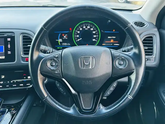 ホンダ ヴェゼル ハイブリッド Z 岡山県 2015(平27)年 11.2万km ホワイトオーキッドパール (株)IDOMが運営する【じしゃロン岡山店】の自社ローン専用車両です。こちらは現金またはオートローンご利用時の価格です。 自社ローンご希望の方は別途その旨お申し付け下さい/＊スマートキー/＊ETC/＊純正ナビ/＊フルセグ/＊バックカメラ/＊プッシュスタート/＊アイドリングストップ/＊シートヒーター