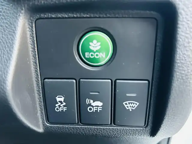 ホンダ ヴェゼル ハイブリッド Z 岡山県 2015(平27)年 11.2万km ホワイトオーキッドパール (株)IDOMが運営する【じしゃロン岡山店】の自社ローン専用車両です。こちらは現金またはオートローンご利用時の価格です。 自社ローンご希望の方は別途その旨お申し付け下さい/＊スマートキー/＊ETC/＊純正ナビ/＊フルセグ/＊バックカメラ/＊プッシュスタート/＊アイドリングストップ/＊シートヒーター