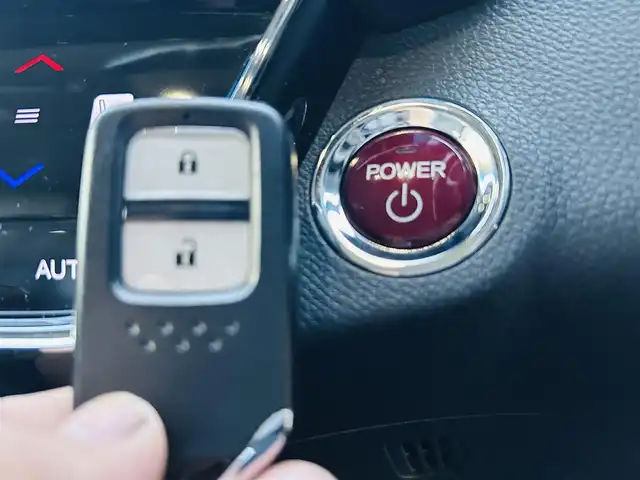 ホンダ ヴェゼル ハイブリッド Z 岡山県 2015(平27)年 11.2万km ホワイトオーキッドパール (株)IDOMが運営する【じしゃロン岡山店】の自社ローン専用車両です。こちらは現金またはオートローンご利用時の価格です。 自社ローンご希望の方は別途その旨お申し付け下さい/＊スマートキー/＊ETC/＊純正ナビ/＊フルセグ/＊バックカメラ/＊プッシュスタート/＊アイドリングストップ/＊シートヒーター