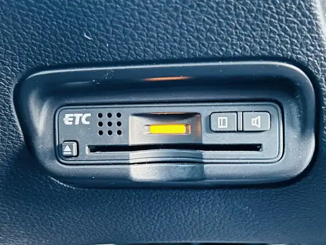 ホンダ ヴェゼル ハイブリッド Z 岡山県 2015(平27)年 11.2万km ホワイトオーキッドパール (株)IDOMが運営する【じしゃロン岡山店】の自社ローン専用車両です。こちらは現金またはオートローンご利用時の価格です。 自社ローンご希望の方は別途その旨お申し付け下さい/＊スマートキー/＊ETC/＊純正ナビ/＊フルセグ/＊バックカメラ/＊プッシュスタート/＊アイドリングストップ/＊シートヒーター