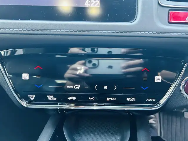 ホンダ ヴェゼル ハイブリッド Z 岡山県 2015(平27)年 11.2万km ホワイトオーキッドパール (株)IDOMが運営する【じしゃロン岡山店】の自社ローン専用車両です。こちらは現金またはオートローンご利用時の価格です。 自社ローンご希望の方は別途その旨お申し付け下さい/＊スマートキー/＊ETC/＊純正ナビ/＊フルセグ/＊バックカメラ/＊プッシュスタート/＊アイドリングストップ/＊シートヒーター