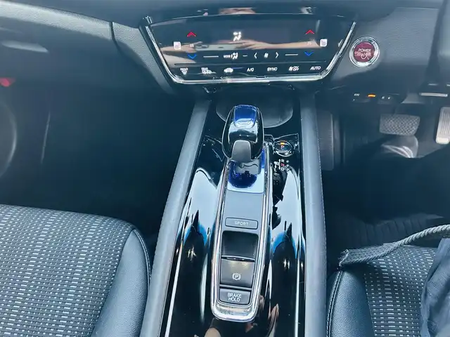 ホンダ ヴェゼル ハイブリッド Z 岡山県 2015(平27)年 11.2万km ホワイトオーキッドパール (株)IDOMが運営する【じしゃロン岡山店】の自社ローン専用車両です。こちらは現金またはオートローンご利用時の価格です。 自社ローンご希望の方は別途その旨お申し付け下さい/＊スマートキー/＊ETC/＊純正ナビ/＊フルセグ/＊バックカメラ/＊プッシュスタート/＊アイドリングストップ/＊シートヒーター