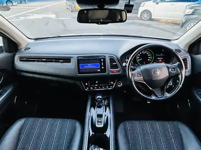 ホンダ ヴェゼル ハイブリッド Z 岡山県 2015(平27)年 11.2万km ホワイトオーキッドパール (株)IDOMが運営する【じしゃロン岡山店】の自社ローン専用車両です。こちらは現金またはオートローンご利用時の価格です。 自社ローンご希望の方は別途その旨お申し付け下さい/＊スマートキー/＊ETC/＊純正ナビ/＊フルセグ/＊バックカメラ/＊プッシュスタート/＊アイドリングストップ/＊シートヒーター