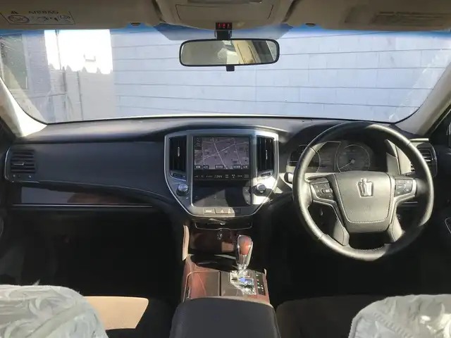 トヨタ クラウン ロイヤル ロイヤルサルーン 栃木県 2013(平25)年 14.2万km ブラック (株)IDOMが運営する【じしゃロン小山店】の自社ローン対象車両になります。こちらは現金ご利用時の価格です。/自社ローンご希望の方は別途その旨お申付け下さい。//禁煙車/純正フルセグナビ/（CD/DVD/AM/FMラジオ）/(Bluetooth)/スマートキー/プッシュスタート/バックカメラ/ＥＴＣ/クルーズコントロール/パワーシート/ステアリングリモコン/電動格納ドアミラー/パワーウインドウ/オートライト/防眩ミラー