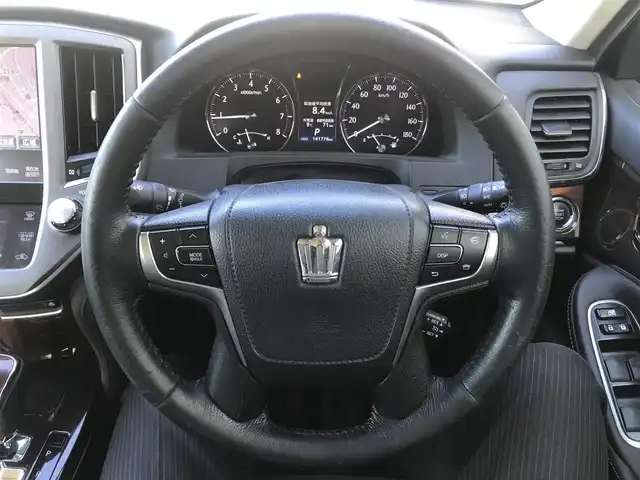 トヨタ クラウン ロイヤル ロイヤルサルーン 栃木県 2013(平25)年 14.2万km ブラック (株)IDOMが運営する【じしゃロン小山店】の自社ローン対象車両になります。こちらは現金ご利用時の価格です。/自社ローンご希望の方は別途その旨お申付け下さい。//禁煙車/純正フルセグナビ/（CD/DVD/AM/FMラジオ）/(Bluetooth)/スマートキー/プッシュスタート/バックカメラ/ＥＴＣ/クルーズコントロール/パワーシート/ステアリングリモコン/電動格納ドアミラー/パワーウインドウ/オートライト/防眩ミラー