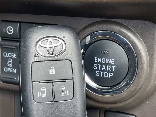 トヨタ ルーミー G 新潟県 2023(令5)年 2万km パールホワイトⅢ 純正ディスプレイオーディオ/全方位カメラ/スマートアシスト/　・衝突軽減ブレーキ/　・先行車発信お知らせ/　・車線逸脱警報/　・標識認識/　・ふらつき警報/前後ドライブレコーダー/ビルトインETC/両側パワースライドドア/コーナーセンサー/オートライト/オートハイビーム/LEDヘッドライト/アイドリングストップ/プッシュスタート/前席シートヒーター/オートドアミラー/純正フロアマット/純正ドアバイザー/スペアキー×1