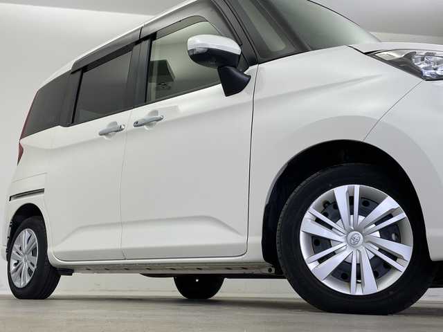 トヨタ ルーミー G 新潟県 2023(令5)年 2万km パールホワイトⅢ 純正ディスプレイオーディオ/全方位カメラ/スマートアシスト/　・衝突軽減ブレーキ/　・先行車発信お知らせ/　・車線逸脱警報/　・標識認識/　・ふらつき警報/前後ドライブレコーダー/ビルトインETC/両側パワースライドドア/コーナーセンサー/オートライト/オートハイビーム/LEDヘッドライト/アイドリングストップ/プッシュスタート/前席シートヒーター/オートドアミラー/純正フロアマット/純正ドアバイザー/スペアキー×1