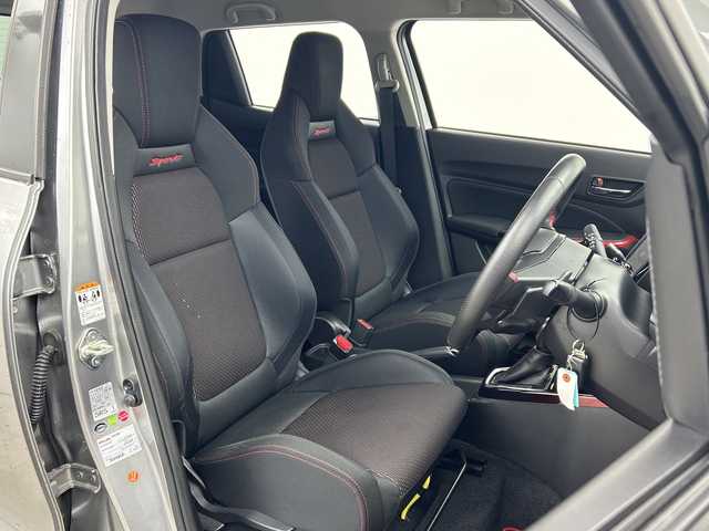 スズキ スイフト スポーツ セーフティPKG 三重県 2018(平30)年 2.3万km プレミアムシルバーメタリック /純正ディラーオプション8インチナビ【CN-RZ83】/CD/DVD/フルセグTV/Bluetooth/SD/AM/FM//全方位モニター//衝突軽減ブレーキ//クルーズコントロール//ETC//シートヒーター//革巻きステアリング//ステアリングリモコン//ステアリングチルド機構//パドルシフト//LED//オートライト//フォグランプ//ウィンカー・電動格納式ミラー//リアワイパー//純正フロアマット//純正17インチアルミ