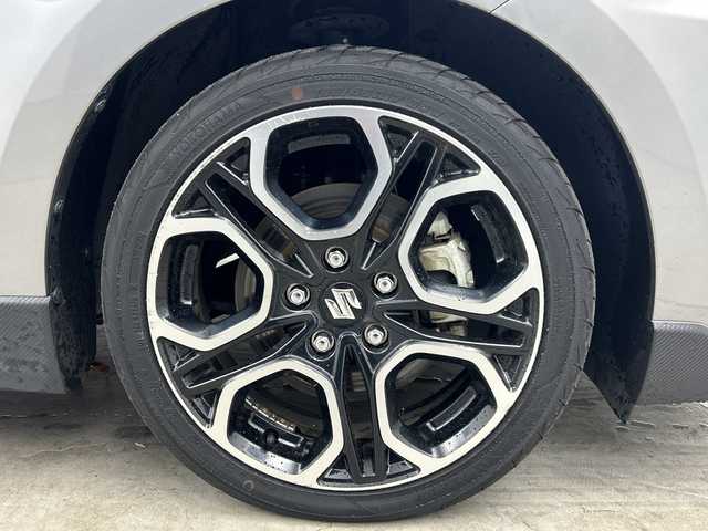 スズキ スイフト スポーツ セーフティPKG 三重県 2018(平30)年 2.3万km プレミアムシルバーメタリック /純正ディラーオプション8インチナビ【CN-RZ83】/CD/DVD/フルセグTV/Bluetooth/SD/AM/FM//全方位モニター//衝突軽減ブレーキ//クルーズコントロール//ETC//シートヒーター//革巻きステアリング//ステアリングリモコン//ステアリングチルド機構//パドルシフト//LED//オートライト//フォグランプ//ウィンカー・電動格納式ミラー//リアワイパー//純正フロアマット//純正17インチアルミ