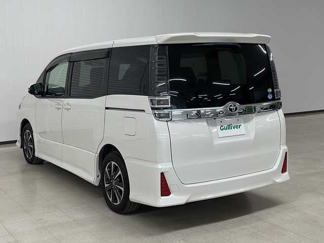 トヨタ ヴォクシー ZS 熊本県 2017(平29)年 9.3万km ホワイトパールクリスタルシャイン 禁煙車/７人乗り/トヨタセーフティセンス　/純正１０型ナビ　[NSZN-Z66T]/（フルセグＴＶ　Ｂｌｕｅｔｏｏｔｈ　ＣＤ　ＤＶＤ）/純正１２型フリップダウンモニター　/両側パワースライドドア　/ドライブレコーダー　/クルーズコントロール/LEDヘッドライド/純正アルミホイール