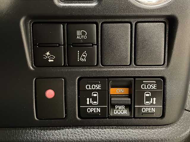 トヨタ ヴォクシー ZS 熊本県 2017(平29)年 9.3万km ホワイトパールクリスタルシャイン 禁煙車/７人乗り/トヨタセーフティセンス　/純正１０型ナビ　[NSZN-Z66T]/（フルセグＴＶ　Ｂｌｕｅｔｏｏｔｈ　ＣＤ　ＤＶＤ）/純正１２型フリップダウンモニター　/両側パワースライドドア　/ドライブレコーダー　/クルーズコントロール/LEDヘッドライド/純正アルミホイール