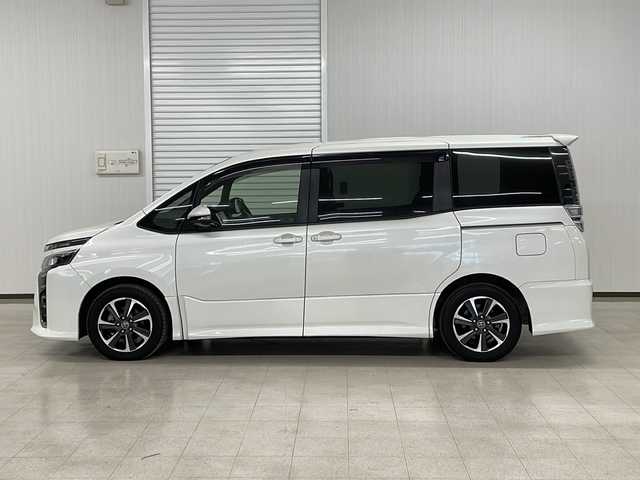 トヨタ ヴォクシー ZS 熊本県 2017(平29)年 9.3万km ホワイトパールクリスタルシャイン 禁煙車/７人乗り/トヨタセーフティセンス　/純正１０型ナビ　[NSZN-Z66T]/（フルセグＴＶ　Ｂｌｕｅｔｏｏｔｈ　ＣＤ　ＤＶＤ）/純正１２型フリップダウンモニター　/両側パワースライドドア　/ドライブレコーダー　/クルーズコントロール/LEDヘッドライド/純正アルミホイール