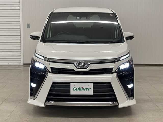 トヨタ ヴォクシー ZS 熊本県 2017(平29)年 9.3万km ホワイトパールクリスタルシャイン 禁煙車/７人乗り/トヨタセーフティセンス　/純正１０型ナビ　[NSZN-Z66T]/（フルセグＴＶ　Ｂｌｕｅｔｏｏｔｈ　ＣＤ　ＤＶＤ）/純正１２型フリップダウンモニター　/両側パワースライドドア　/ドライブレコーダー　/クルーズコントロール/LEDヘッドライド/純正アルミホイール