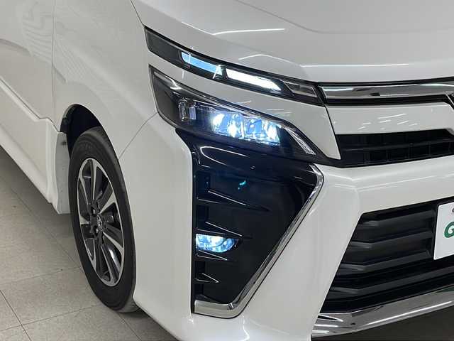 トヨタ ヴォクシー ZS 熊本県 2017(平29)年 9.3万km ホワイトパールクリスタルシャイン 禁煙車/７人乗り/トヨタセーフティセンス　/純正１０型ナビ　[NSZN-Z66T]/（フルセグＴＶ　Ｂｌｕｅｔｏｏｔｈ　ＣＤ　ＤＶＤ）/純正１２型フリップダウンモニター　/両側パワースライドドア　/ドライブレコーダー　/クルーズコントロール/LEDヘッドライド/純正アルミホイール