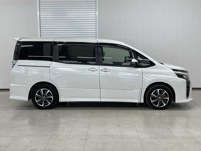 トヨタ ヴォクシー ZS 熊本県 2017(平29)年 9.3万km ホワイトパールクリスタルシャイン 禁煙車/７人乗り/トヨタセーフティセンス　/純正１０型ナビ　[NSZN-Z66T]/（フルセグＴＶ　Ｂｌｕｅｔｏｏｔｈ　ＣＤ　ＤＶＤ）/純正１２型フリップダウンモニター　/両側パワースライドドア　/ドライブレコーダー　/クルーズコントロール/LEDヘッドライド/純正アルミホイール