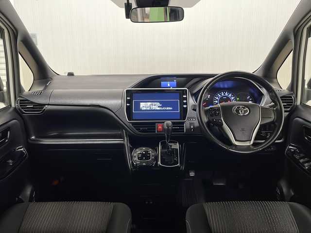 トヨタ ヴォクシー ZS 熊本県 2017(平29)年 9.3万km ホワイトパールクリスタルシャイン 禁煙車/７人乗り/トヨタセーフティセンス　/純正１０型ナビ　[NSZN-Z66T]/（フルセグＴＶ　Ｂｌｕｅｔｏｏｔｈ　ＣＤ　ＤＶＤ）/純正１２型フリップダウンモニター　/両側パワースライドドア　/ドライブレコーダー　/クルーズコントロール/LEDヘッドライド/純正アルミホイール