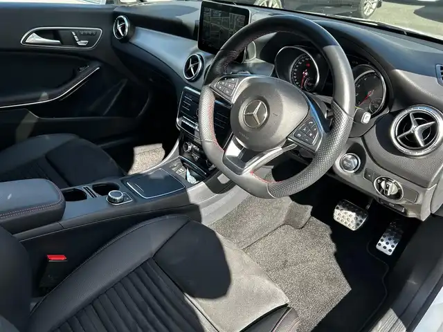 メルセデス・ベンツ ＣＬＡ１８０ Sブレイク AMG スタイル 高知県 2017(平29)年 2.6万km カルサイトホワイト AMGプレミアムパッケージ/　・レザーDINAMICAシート/　・本革巻きステアリング/　・ステンレスアクセル＆ブレーキペダル/　・アンビエントライト/　・パノラマスライディングルーフ/　・harman/kardon/　・メモリー付きフルパワーシート/　・Mercedes-Benzロゴ付きブレーキキャリパー/レーダーセーフティパッケージ/純正ナビ/バックカメラ/ハーフレザーシート