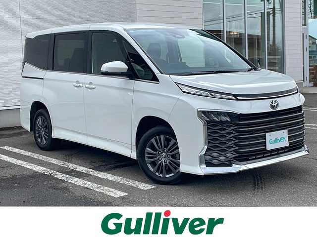 トヨタ ヴォクシー S－Z 秋田県 2024(令6)年 2.4万km ホワイトパールクリスタルシャイン 登録時走行距離23481km/４WD/CD/DVD/Bluetooth/バックカメラ/ETC/クルーズコントロール/横滑り防止装置/盗難防止装置/レーンキープアシスト/衝突被害軽減システム/運助シートヒーター/前後コーナーセンサー/純正AW/格納ウィンカーミラー/フロントワイパーデザイアー/LEDヘッドライト/スマートキー