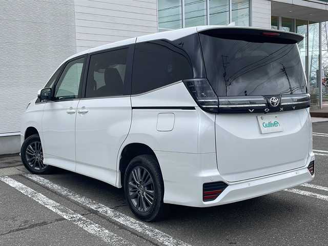 トヨタ ヴォクシー S－Z 秋田県 2024(令6)年 2.4万km ホワイトパールクリスタルシャイン 登録時走行距離23481km/４WD/CD/DVD/Bluetooth/バックカメラ/ETC/クルーズコントロール/横滑り防止装置/盗難防止装置/レーンキープアシスト/衝突被害軽減システム/運助シートヒーター/前後コーナーセンサー/純正AW/格納ウィンカーミラー/フロントワイパーデザイアー/LEDヘッドライト/スマートキー