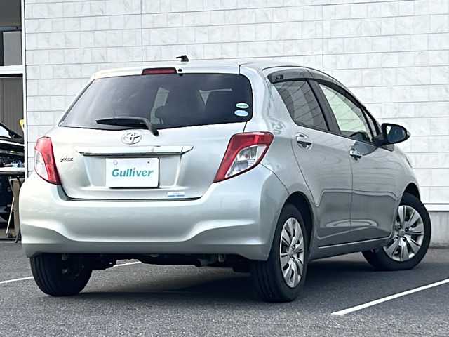 トヨタ ヴィッツ U 茨城県 2013(平25)年 6.9万km ジンバックメタリック Bluetooth接続/スマートキー/スペアキー1本/スペアタイヤ/取扱説明書/記録簿/ワンセグテレビ/オートライト/ダブルエアバッグ/純正フロアマット