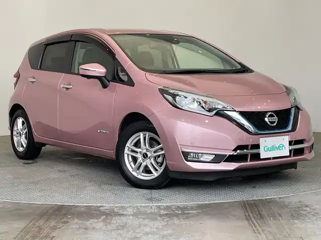 日産 ノート e－パワー メダリスト 栃木県 2018(平30)年 2.4万km ピンク 社外ナビ/（CD/DVD/ワンセグTV/Bluetooth）/バックカメラ/全方位カメラ/エマージェンシーブレーキ/車線逸脱警報/コーナーセンサー/ETC/ハーフレザーシート/禁煙車/デジタルインナーミラー/オートライト/LEDヘッドライト/横滑り防止機能/フォグランプ/スマートキー/プッシュスタート/ステアリングスイッチ/電動格納ミラー/社外アルミホイール/純正フロアマット