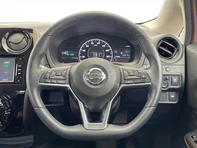 日産 ノート e－パワー メダリスト 栃木県 2018(平30)年 2.4万km ピンク 社外ナビ/（CD/DVD/ワンセグTV/Bluetooth）/バックカメラ/全方位カメラ/エマージェンシーブレーキ/車線逸脱警報/コーナーセンサー/ETC/ハーフレザーシート/禁煙車/デジタルインナーミラー/オートライト/LEDヘッドライト/横滑り防止機能/フォグランプ/スマートキー/プッシュスタート/ステアリングスイッチ/電動格納ミラー/社外アルミホイール/純正フロアマット