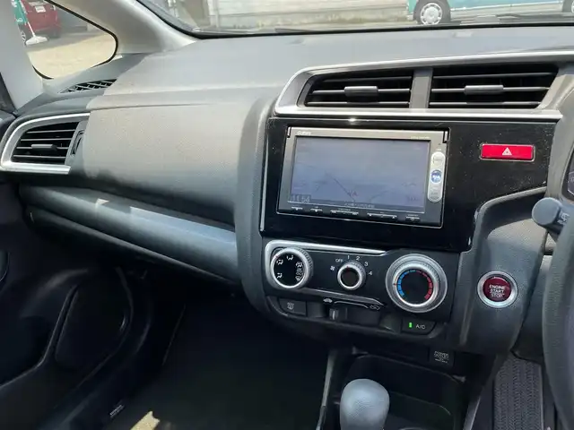 ホンダ フィット 13G Fパッケージ 大分県 2014(平26)年 12.6万km アラバスターシルバーメタリック ワンオーナー/純正メモリナビ VXM-145VSi/【ワンセグ/CD/BTオーディオ】/バックカメラ/フォグランプ/ヘッドライトレベライザー/ステアリングリモコン/チルトステアリング/運転席シートリフター/横滑り防止装置/エンジンプッシュスタート/アイドリングストップ/ウインカーミラー/リアプライバシーガラス/ドアバイザー/フロアマット/電動格納ミラー/Wエアバッグ/ABS/スマートキー×2/保証書/車両取説