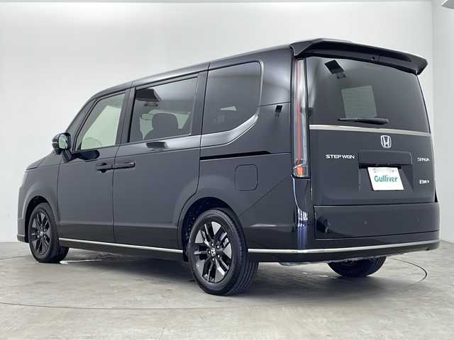 ホンダ ステップワゴン スパーダ eHEV 鹿児島県 2025(令7)年 0.1万km未満 クリスタルブラックパール 登録済み未使用車　/禁煙車　/ホンダセンシング　/・衝突軽減ブレーキ（CMBS）/・誤発進抑制機能/・後方誤発進抑制機能/・近距離衝突軽減ブレーキ/・歩行者事故低減ステアリング/・路外逸脱抑制機能/・渋滞追従機能付アダプティブクルーズコントロール/・車線維持支援システム（LKAS）/・トラフィックジャムアシスト（渋滞運転支援機能）/・先行車発進お知らせ機能/・標識認識機能/・オートハイビーム/・アダプティブドライビングビーム/純正１１．４型ナビ　/１５．６型フリップダウンモニター　/オートライト/ブラインドスポットモニター/オットマン/前席シートヒーター/全列USBチャージャー/パワーテールゲート/スペアキー1本