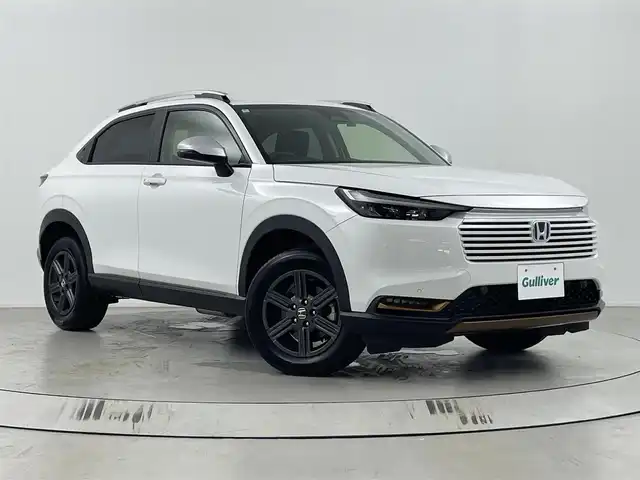 ホンダ ヴェゼル ハイブリッド e:HEV X HuNTパッケージ 埼玉県 2024(令6)年 0.5万km プラチナホワイトパール 純正ナビ/(Bluetooth/AUX/USB/CD/DVD/AM/FM)/地デジフルセグ/バックカメラ/前後ドライブレコーダー/ETC/Honda SENSING/・衝突軽減ブレーキ/・アダプティブクルーズコントロール/・先行車発進お知らせ機能/・路外逸脱抑制機能/・標識認識機能/・オートハイビーム/パドルシフト/ルーフレール/ドライブモードセレクト/ダウンヒルアシストコントロール/電子パーキングシステム/ブレーキホールド/ウィンカーミラー/フロントフォグランプ/ステアリングリモコン/純正16インチアルミホイール