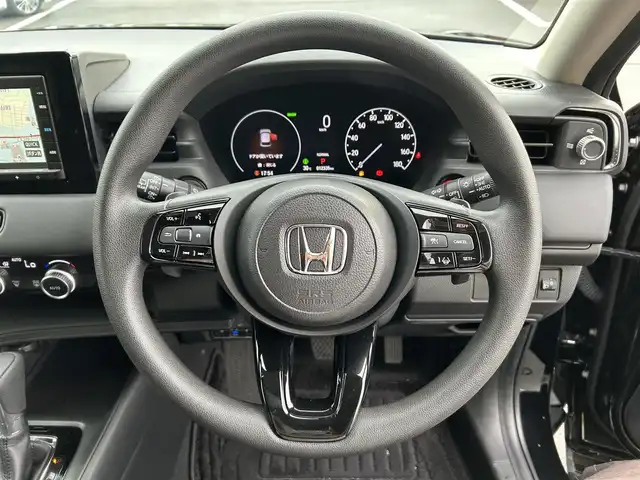 ホンダ ヴェゼル ハイブリッド e:HEV X 愛媛県 2022(令4)年 1.3万km クリスタルブラックパール 純正ナビ（Bluetooth/DVD）/ETC/前後ドライブレコーダー/バックカメラ/Honda SENSING/衝突軽減ブレーキ（CMBS）/誤発進抑制機能/歩行者事故低減ステアリング/路外逸脱抑制機能/渋滞追従機能付アダプティブクルーズコントロール（ACC）/車線維持支援システム（LKAS）/先行車発進お知らせ機能/標識認識機能/後方誤発進抑制機能/USB入力端子/純正16インチアルミホイール/純正フロアマット/ドアバイザー/LEDヘッドライト/オートマチックハイビーム/フォグランプ/プッシュスタート/スマートキー