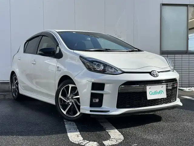 トヨタ アクア G GRスポーツ 三重県 2019(平31)年 5.4万km ホワイトパールクリスタルシャイン 純正ナビ（Bluetooth/AM/FM/DISC/地デジTV/SD）/ナビレディパッケージ/バックカメラ/ドライブレコーダー(前)/ETC/セーフティセンス（歩行者検知機能付プリクラッシュセーフティシステム/レーンディパーチャーアラート/オートマチックハイビーム）/クルーズコントロール/165/50R16タイヤ/１６インチ5本ツインスポークアルミホイール/専用サスペンション/ダークスモーク加飾LEDヘッドランプ/オートライト/専用剛性アップパーツ（スポット溶接追加/リアバンパーリインフォース）/ボディ同色サイドシルスポイラー/ボディ同色リアスポイラー/リアエアロバンパー/「ＧＲ SPORT」エンブレム（フロント/フロントフェンダー/リア）/ブラック合皮/ブランノーブコンビスポーツシート（「GR」エンブレム）/アームレスト付センターコンソールボックス/スマートエントリー/スタートシステム(「GR」ロゴ入ブラックスイッチ)/開口部4角形メッキ横バー付無塗装ハニカムメッシュフロントエアロバンパー/LEDフロントフォグランプ