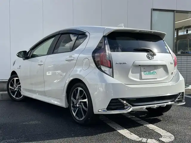 トヨタ アクア G GRスポーツ 三重県 2019(平31)年 5.4万km ホワイトパールクリスタルシャイン 純正ナビ（Bluetooth/AM/FM/DISC/地デジTV/SD）/ナビレディパッケージ/バックカメラ/ドライブレコーダー(前)/ETC/セーフティセンス（歩行者検知機能付プリクラッシュセーフティシステム/レーンディパーチャーアラート/オートマチックハイビーム）/クルーズコントロール/165/50R16タイヤ/１６インチ5本ツインスポークアルミホイール/専用サスペンション/ダークスモーク加飾LEDヘッドランプ/オートライト/専用剛性アップパーツ（スポット溶接追加/リアバンパーリインフォース）/ボディ同色サイドシルスポイラー/ボディ同色リアスポイラー/リアエアロバンパー/「ＧＲ SPORT」エンブレム（フロント/フロントフェンダー/リア）/ブラック合皮/ブランノーブコンビスポーツシート（「GR」エンブレム）/アームレスト付センターコンソールボックス/スマートエントリー/スタートシステム(「GR」ロゴ入ブラックスイッチ)/開口部4角形メッキ横バー付無塗装ハニカムメッシュフロントエアロバンパー/LEDフロントフォグランプ