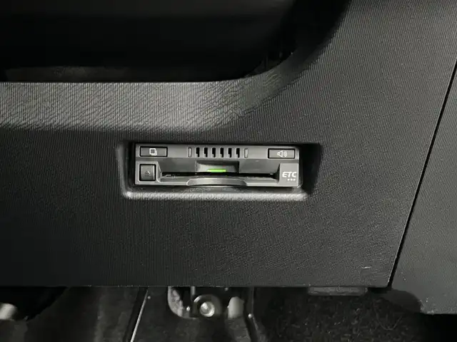 トヨタ アクア G GRスポーツ 三重県 2019(平31)年 5.4万km ホワイトパールクリスタルシャイン 純正ナビ（Bluetooth/AM/FM/DISC/地デジTV/SD）/ナビレディパッケージ/バックカメラ/ドライブレコーダー(前)/ETC/セーフティセンス（歩行者検知機能付プリクラッシュセーフティシステム/レーンディパーチャーアラート/オートマチックハイビーム）/クルーズコントロール/165/50R16タイヤ/１６インチ5本ツインスポークアルミホイール/専用サスペンション/ダークスモーク加飾LEDヘッドランプ/オートライト/専用剛性アップパーツ（スポット溶接追加/リアバンパーリインフォース）/ボディ同色サイドシルスポイラー/ボディ同色リアスポイラー/リアエアロバンパー/「ＧＲ SPORT」エンブレム（フロント/フロントフェンダー/リア）/ブラック合皮/ブランノーブコンビスポーツシート（「GR」エンブレム）/アームレスト付センターコンソールボックス/スマートエントリー/スタートシステム(「GR」ロゴ入ブラックスイッチ)/開口部4角形メッキ横バー付無塗装ハニカムメッシュフロントエアロバンパー/LEDフロントフォグランプ