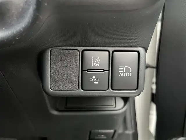 トヨタ アクア G GRスポーツ 三重県 2019(平31)年 5.4万km ホワイトパールクリスタルシャイン 純正ナビ（Bluetooth/AM/FM/DISC/地デジTV/SD）/ナビレディパッケージ/バックカメラ/ドライブレコーダー(前)/ETC/セーフティセンス（歩行者検知機能付プリクラッシュセーフティシステム/レーンディパーチャーアラート/オートマチックハイビーム）/クルーズコントロール/165/50R16タイヤ/１６インチ5本ツインスポークアルミホイール/専用サスペンション/ダークスモーク加飾LEDヘッドランプ/オートライト/専用剛性アップパーツ（スポット溶接追加/リアバンパーリインフォース）/ボディ同色サイドシルスポイラー/ボディ同色リアスポイラー/リアエアロバンパー/「ＧＲ SPORT」エンブレム（フロント/フロントフェンダー/リア）/ブラック合皮/ブランノーブコンビスポーツシート（「GR」エンブレム）/アームレスト付センターコンソールボックス/スマートエントリー/スタートシステム(「GR」ロゴ入ブラックスイッチ)/開口部4角形メッキ横バー付無塗装ハニカムメッシュフロントエアロバンパー/LEDフロントフォグランプ