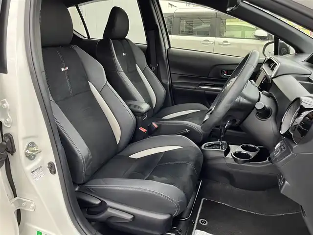 トヨタ アクア G GRスポーツ 三重県 2019(平31)年 5.4万km ホワイトパールクリスタルシャイン 純正ナビ（Bluetooth/AM/FM/DISC/地デジTV/SD）/ナビレディパッケージ/バックカメラ/ドライブレコーダー(前)/ETC/セーフティセンス（歩行者検知機能付プリクラッシュセーフティシステム/レーンディパーチャーアラート/オートマチックハイビーム）/クルーズコントロール/165/50R16タイヤ/１６インチ5本ツインスポークアルミホイール/専用サスペンション/ダークスモーク加飾LEDヘッドランプ/オートライト/専用剛性アップパーツ（スポット溶接追加/リアバンパーリインフォース）/ボディ同色サイドシルスポイラー/ボディ同色リアスポイラー/リアエアロバンパー/「ＧＲ SPORT」エンブレム（フロント/フロントフェンダー/リア）/ブラック合皮/ブランノーブコンビスポーツシート（「GR」エンブレム）/アームレスト付センターコンソールボックス/スマートエントリー/スタートシステム(「GR」ロゴ入ブラックスイッチ)/開口部4角形メッキ横バー付無塗装ハニカムメッシュフロントエアロバンパー/LEDフロントフォグランプ