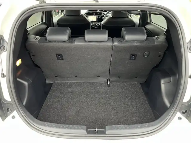 トヨタ アクア G GRスポーツ 三重県 2019(平31)年 5.4万km ホワイトパールクリスタルシャイン 純正ナビ（Bluetooth/AM/FM/DISC/地デジTV/SD）/ナビレディパッケージ/バックカメラ/ドライブレコーダー(前)/ETC/セーフティセンス（歩行者検知機能付プリクラッシュセーフティシステム/レーンディパーチャーアラート/オートマチックハイビーム）/クルーズコントロール/165/50R16タイヤ/１６インチ5本ツインスポークアルミホイール/専用サスペンション/ダークスモーク加飾LEDヘッドランプ/オートライト/専用剛性アップパーツ（スポット溶接追加/リアバンパーリインフォース）/ボディ同色サイドシルスポイラー/ボディ同色リアスポイラー/リアエアロバンパー/「ＧＲ SPORT」エンブレム（フロント/フロントフェンダー/リア）/ブラック合皮/ブランノーブコンビスポーツシート（「GR」エンブレム）/アームレスト付センターコンソールボックス/スマートエントリー/スタートシステム(「GR」ロゴ入ブラックスイッチ)/開口部4角形メッキ横バー付無塗装ハニカムメッシュフロントエアロバンパー/LEDフロントフォグランプ