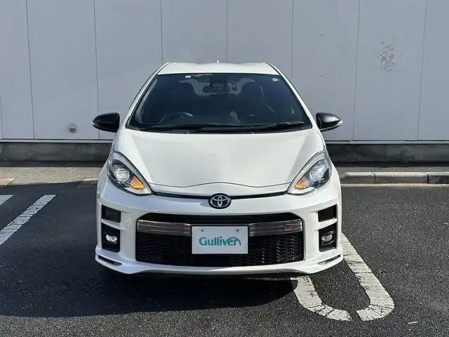 トヨタ アクア G GRスポーツ 三重県 2019(平31)年 5.4万km ホワイトパールクリスタルシャイン 純正ナビ（Bluetooth/AM/FM/DISC/地デジTV/SD）/ナビレディパッケージ/バックカメラ/ドライブレコーダー(前)/ETC/セーフティセンス（歩行者検知機能付プリクラッシュセーフティシステム/レーンディパーチャーアラート/オートマチックハイビーム）/クルーズコントロール/165/50R16タイヤ/１６インチ5本ツインスポークアルミホイール/専用サスペンション/ダークスモーク加飾LEDヘッドランプ/オートライト/専用剛性アップパーツ（スポット溶接追加/リアバンパーリインフォース）/ボディ同色サイドシルスポイラー/ボディ同色リアスポイラー/リアエアロバンパー/「ＧＲ SPORT」エンブレム（フロント/フロントフェンダー/リア）/ブラック合皮/ブランノーブコンビスポーツシート（「GR」エンブレム）/アームレスト付センターコンソールボックス/スマートエントリー/スタートシステム(「GR」ロゴ入ブラックスイッチ)/開口部4角形メッキ横バー付無塗装ハニカムメッシュフロントエアロバンパー/LEDフロントフォグランプ