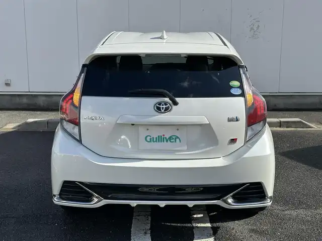 トヨタ アクア G GRスポーツ 三重県 2019(平31)年 5.4万km ホワイトパールクリスタルシャイン 純正ナビ（Bluetooth/AM/FM/DISC/地デジTV/SD）/ナビレディパッケージ/バックカメラ/ドライブレコーダー(前)/ETC/セーフティセンス（歩行者検知機能付プリクラッシュセーフティシステム/レーンディパーチャーアラート/オートマチックハイビーム）/クルーズコントロール/165/50R16タイヤ/１６インチ5本ツインスポークアルミホイール/専用サスペンション/ダークスモーク加飾LEDヘッドランプ/オートライト/専用剛性アップパーツ（スポット溶接追加/リアバンパーリインフォース）/ボディ同色サイドシルスポイラー/ボディ同色リアスポイラー/リアエアロバンパー/「ＧＲ SPORT」エンブレム（フロント/フロントフェンダー/リア）/ブラック合皮/ブランノーブコンビスポーツシート（「GR」エンブレム）/アームレスト付センターコンソールボックス/スマートエントリー/スタートシステム(「GR」ロゴ入ブラックスイッチ)/開口部4角形メッキ横バー付無塗装ハニカムメッシュフロントエアロバンパー/LEDフロントフォグランプ