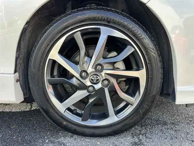 トヨタ アクア G GRスポーツ 三重県 2019(平31)年 5.4万km ホワイトパールクリスタルシャイン 純正ナビ（Bluetooth/AM/FM/DISC/地デジTV/SD）/ナビレディパッケージ/バックカメラ/ドライブレコーダー(前)/ETC/セーフティセンス（歩行者検知機能付プリクラッシュセーフティシステム/レーンディパーチャーアラート/オートマチックハイビーム）/クルーズコントロール/165/50R16タイヤ/１６インチ5本ツインスポークアルミホイール/専用サスペンション/ダークスモーク加飾LEDヘッドランプ/オートライト/専用剛性アップパーツ（スポット溶接追加/リアバンパーリインフォース）/ボディ同色サイドシルスポイラー/ボディ同色リアスポイラー/リアエアロバンパー/「ＧＲ SPORT」エンブレム（フロント/フロントフェンダー/リア）/ブラック合皮/ブランノーブコンビスポーツシート（「GR」エンブレム）/アームレスト付センターコンソールボックス/スマートエントリー/スタートシステム(「GR」ロゴ入ブラックスイッチ)/開口部4角形メッキ横バー付無塗装ハニカムメッシュフロントエアロバンパー/LEDフロントフォグランプ