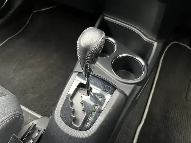 トヨタ アクア G GRスポーツ 三重県 2019(平31)年 5.4万km ホワイトパールクリスタルシャイン 純正ナビ（Bluetooth/AM/FM/DISC/地デジTV/SD）/ナビレディパッケージ/バックカメラ/ドライブレコーダー(前)/ETC/セーフティセンス（歩行者検知機能付プリクラッシュセーフティシステム/レーンディパーチャーアラート/オートマチックハイビーム）/クルーズコントロール/165/50R16タイヤ/１６インチ5本ツインスポークアルミホイール/専用サスペンション/ダークスモーク加飾LEDヘッドランプ/オートライト/専用剛性アップパーツ（スポット溶接追加/リアバンパーリインフォース）/ボディ同色サイドシルスポイラー/ボディ同色リアスポイラー/リアエアロバンパー/「ＧＲ SPORT」エンブレム（フロント/フロントフェンダー/リア）/ブラック合皮/ブランノーブコンビスポーツシート（「GR」エンブレム）/アームレスト付センターコンソールボックス/スマートエントリー/スタートシステム(「GR」ロゴ入ブラックスイッチ)/開口部4角形メッキ横バー付無塗装ハニカムメッシュフロントエアロバンパー/LEDフロントフォグランプ