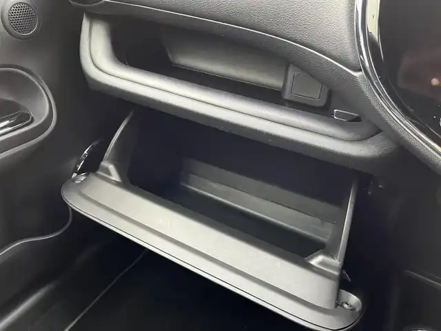 トヨタ アクア G GRスポーツ 三重県 2019(平31)年 5.4万km ホワイトパールクリスタルシャイン 純正ナビ（Bluetooth/AM/FM/DISC/地デジTV/SD）/ナビレディパッケージ/バックカメラ/ドライブレコーダー(前)/ETC/セーフティセンス（歩行者検知機能付プリクラッシュセーフティシステム/レーンディパーチャーアラート/オートマチックハイビーム）/クルーズコントロール/165/50R16タイヤ/１６インチ5本ツインスポークアルミホイール/専用サスペンション/ダークスモーク加飾LEDヘッドランプ/オートライト/専用剛性アップパーツ（スポット溶接追加/リアバンパーリインフォース）/ボディ同色サイドシルスポイラー/ボディ同色リアスポイラー/リアエアロバンパー/「ＧＲ SPORT」エンブレム（フロント/フロントフェンダー/リア）/ブラック合皮/ブランノーブコンビスポーツシート（「GR」エンブレム）/アームレスト付センターコンソールボックス/スマートエントリー/スタートシステム(「GR」ロゴ入ブラックスイッチ)/開口部4角形メッキ横バー付無塗装ハニカムメッシュフロントエアロバンパー/LEDフロントフォグランプ