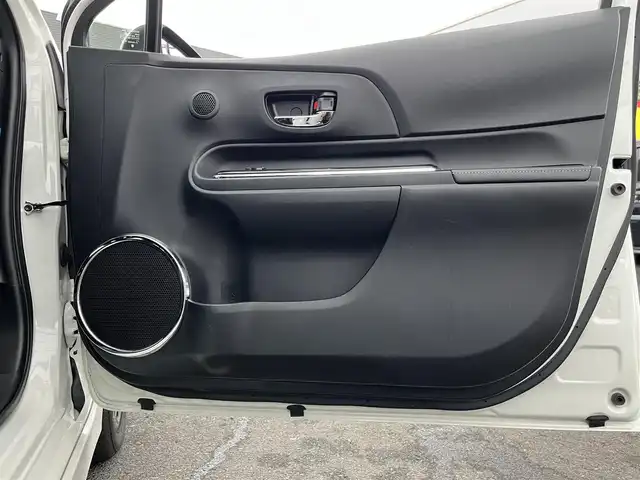 トヨタ アクア G GRスポーツ 三重県 2019(平31)年 5.4万km ホワイトパールクリスタルシャイン 純正ナビ（Bluetooth/AM/FM/DISC/地デジTV/SD）/ナビレディパッケージ/バックカメラ/ドライブレコーダー(前)/ETC/セーフティセンス（歩行者検知機能付プリクラッシュセーフティシステム/レーンディパーチャーアラート/オートマチックハイビーム）/クルーズコントロール/165/50R16タイヤ/１６インチ5本ツインスポークアルミホイール/専用サスペンション/ダークスモーク加飾LEDヘッドランプ/オートライト/専用剛性アップパーツ（スポット溶接追加/リアバンパーリインフォース）/ボディ同色サイドシルスポイラー/ボディ同色リアスポイラー/リアエアロバンパー/「ＧＲ SPORT」エンブレム（フロント/フロントフェンダー/リア）/ブラック合皮/ブランノーブコンビスポーツシート（「GR」エンブレム）/アームレスト付センターコンソールボックス/スマートエントリー/スタートシステム(「GR」ロゴ入ブラックスイッチ)/開口部4角形メッキ横バー付無塗装ハニカムメッシュフロントエアロバンパー/LEDフロントフォグランプ