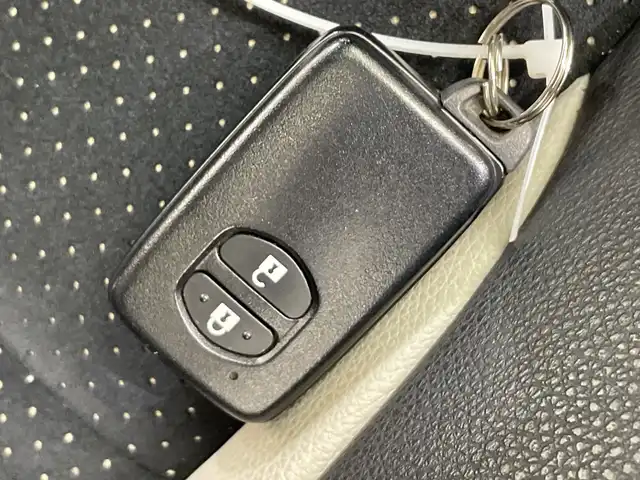 トヨタ アクア G G’s 栃木県 2015(平27)年 5.9万km ライムホワイトパールクリスタルシャイン 純正ナビ/(Bluetooth/CD/DVD/フルセグTV/MSV/SD)/ミラー型ドラレコ/バックカメラ/ETC/ハーフレザーシート/オートライト/LEDヘッドライト/横滑り防止装置/フォグランプ/スマートキー/プッシュスタート/アイドリングストップ/ステアリングスイッチ/ウィンカーミラー/電動格納ミラー/純正17インチアルミホイール/純正フロアマット/デイライト/ドアバイザー