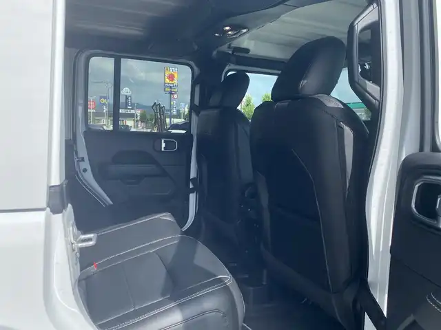 クライスラー・ジープ ジープ ラングラー アンリミテッド サハラ 福岡県 2023(令5)年 2.8万km 白 １オーナー/ACC/純正ナビ/フルセグ/バックカメラ/フロントカメラ/黒革/シートヒーター/ステアリングヒーター/ETC/前後ドラレコ/前後コーナーセンサー/オートライト/保証書/取説/スペアキー